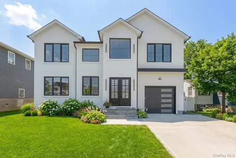 24 Midway St, Babylon, NY 11702