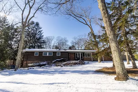 14 Hills Park Ln, Smithtown, NY 11787