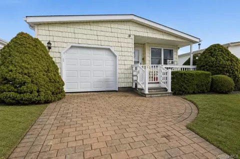54 Dogwood Ln, Manorville, NY 11949