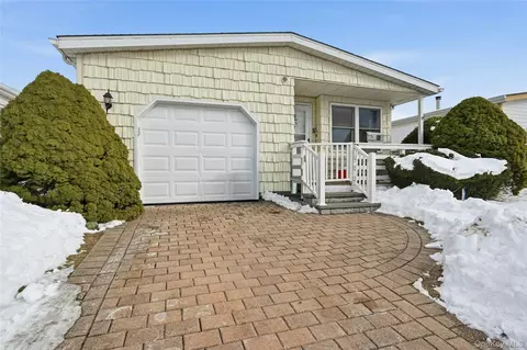 54 Dogwood Ln, Manorville, NY 11949