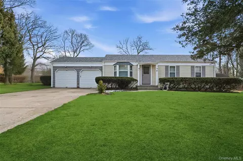 4 Cottage Ct, Middle Island, NY 11953