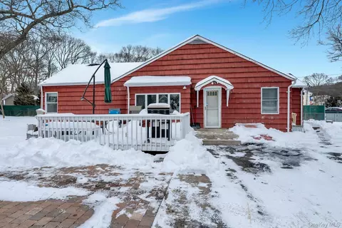 32 Stackyard Dr, Mastic Beach, NY 11951