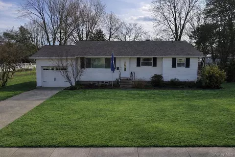 72 Cranberry St, Central Islip, NY 11722