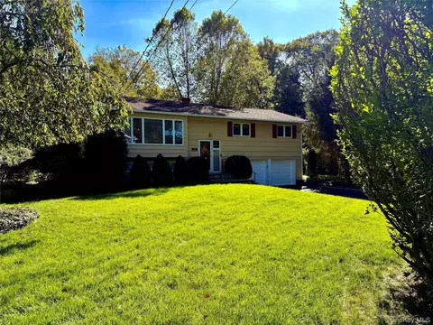 32 Allan Ln, Mount Kisco, NY 10549