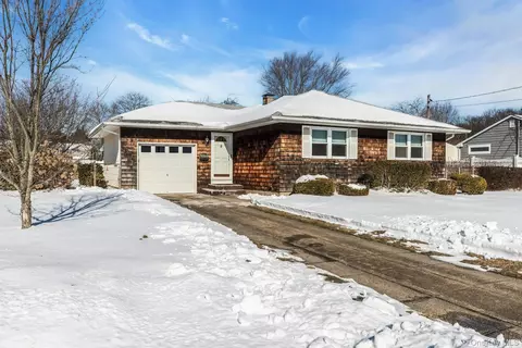 238 Loop Dr, Sayville, NY 11782