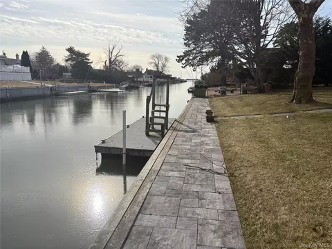 17 Whiting Rd, East Quogue, NY 11942