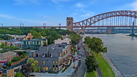 21-31 Shore Blvd #2E, New York, NY 11105