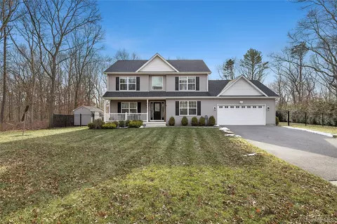 3 Lincoln Ave, Manorville, NY 11949