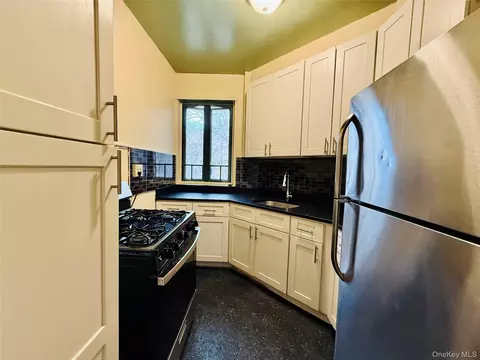 1576 Unionport Rd #5F, New York, NY 10462