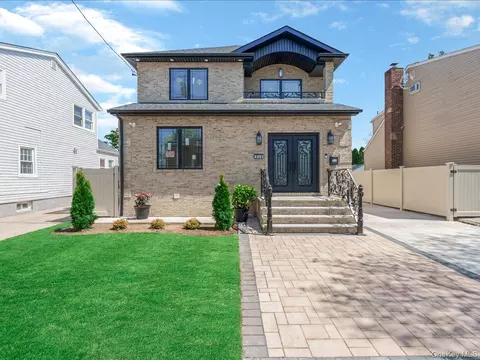 918 N 6th St, North Hempstead, NY 11040