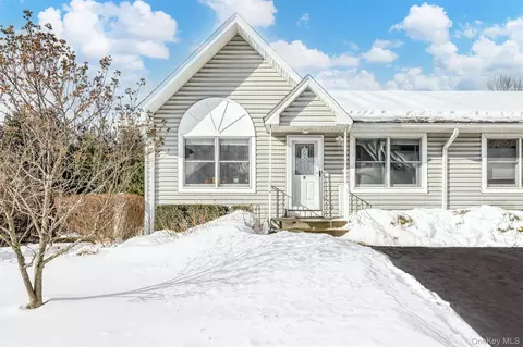 8 Windsor Cir, Clarkstown, NY 10956