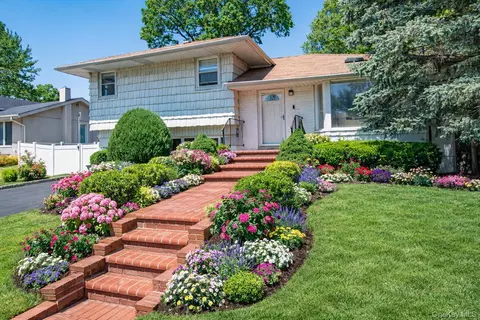 36 Middle Ln, Jericho, NY 11753