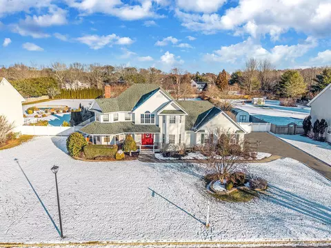 5 Old Neck Ct, Manorville, NY 11949