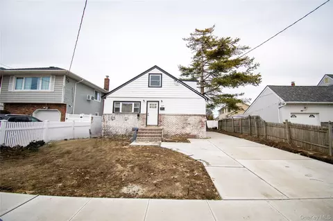 937 Hastings St, Baldwin, NY 11510
