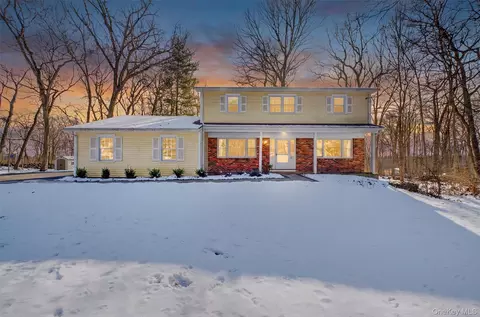6 Londonderry Ln, Somers, NY 10589