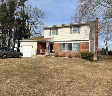 37 Ashland Dr, Kings Park, NY 11754