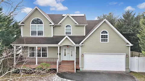 14 Donna Pl, East Islip, NY 11730