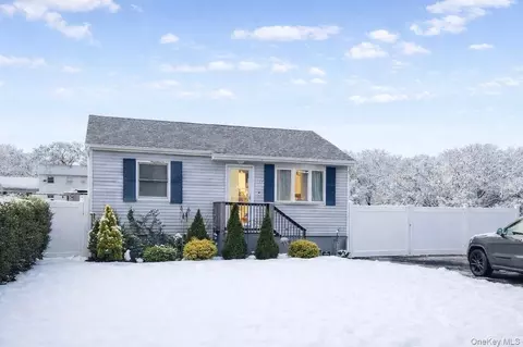 77 Baybright Dr, Shirley, NY 11967