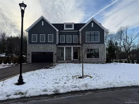 9 Sequoia Cir, North Hempstead, NY 11030