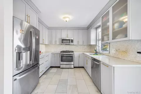 36 Brian St, North Hempstead, NY 11040