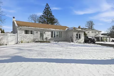 5 Plum Tree Ln, Commack, NY 11725