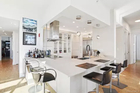 175 Huguenot St #PH-302, New Rochelle, NY 10801