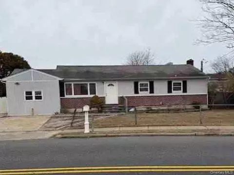 29 Candlewood Rd, Bay Shore, NY 11706