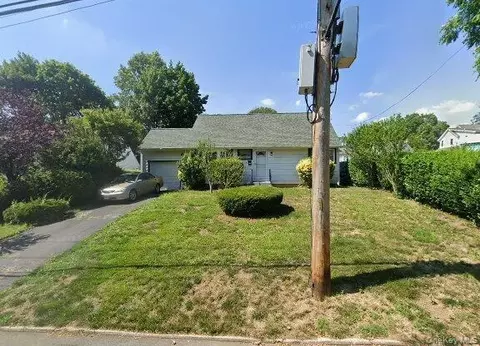 17 Cumberland Ave, North Hempstead, NY 11020