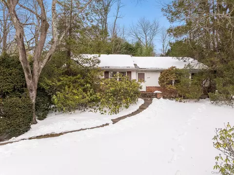225 Port Washington Blvd, North Hempstead, NY 11050