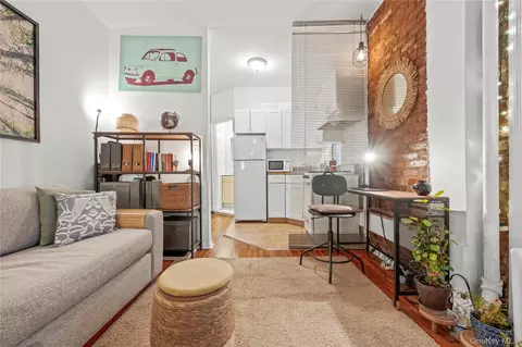 204 W 10th St #7, New York, NY 10014