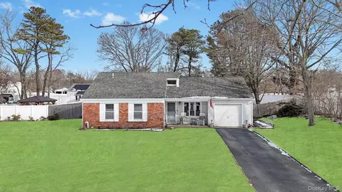 17 Groton Ln, Coram, NY 11727