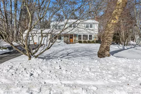 7 Flamingo Dr, Smithtown, NY 11787