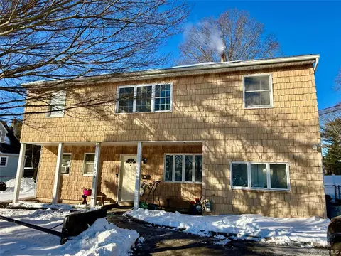 1644 N Gardiner Dr, Bay Shore, NY 11706