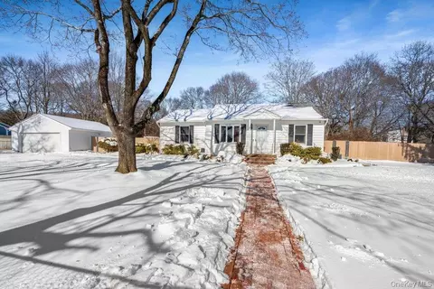 105 Greenport Ave, Medford, NY 11763