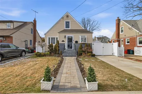 215 Monroe St, Franklin Square, NY 11010