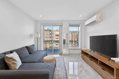 6538 Austin St #5G, New York, NY 11374