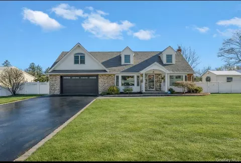 19 Radburn Dr, Commack, NY 11725