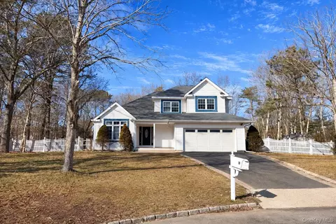 10 Silver Ct, Ridge, NY 11961