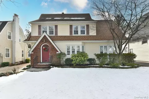 62 Hudson Rd, Floral Park, NY 11001