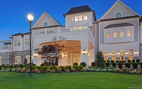 28301 Spruce Pond Cir, Plainview, NY 11803