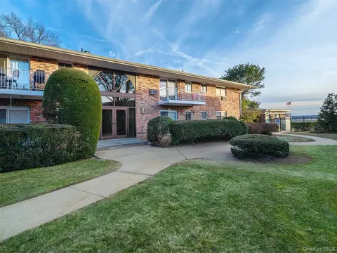 1 Toms Point Ln # 6 I, North Hempstead, NY 11050