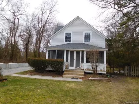77 N Phillips Ave, Speonk, NY 11972