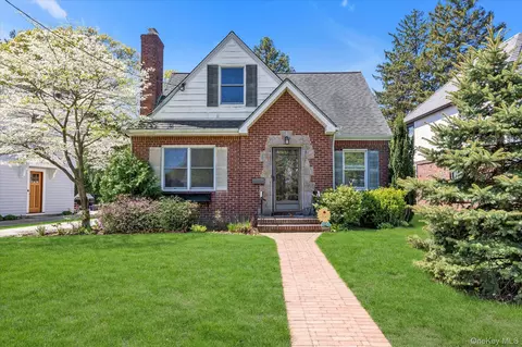 18 Hathaway Dr, Garden City, NY 11530