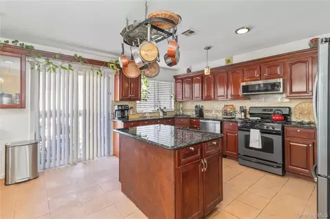 25 South St, Staten Island, NY 10310
