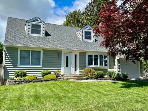 9 Agnes Ct, Melville, NY 11747
