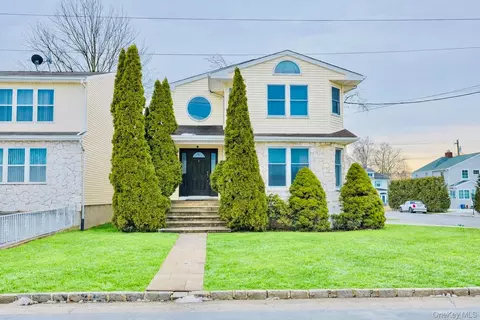 74 Bedford Ave, North Hempstead, NY 11040
