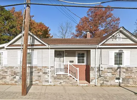 813 Prospect Ave, North Hempstead, NY 11590