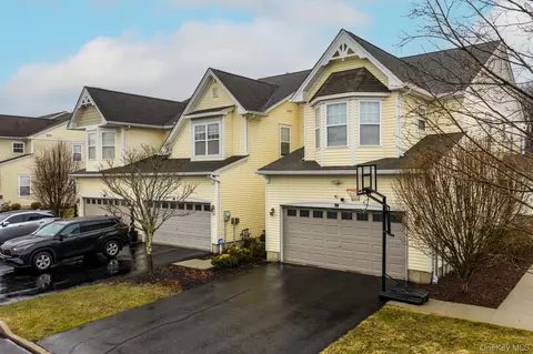 59 Woodside Knolls Dr, Middletown, NY 10940