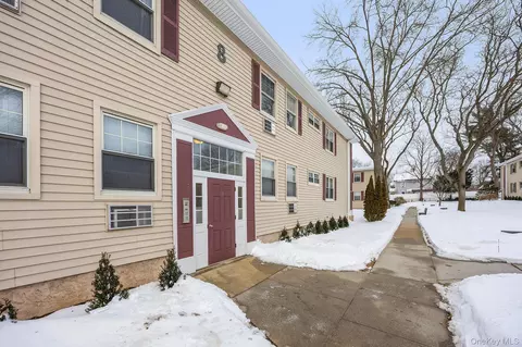 324 Post Ave #8F, North Hempstead, NY 11590