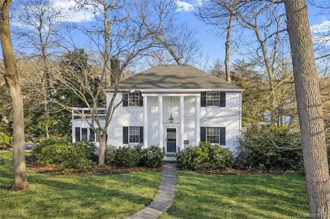 61 Squirrel Hill Rd, North Hempstead, NY 11577
